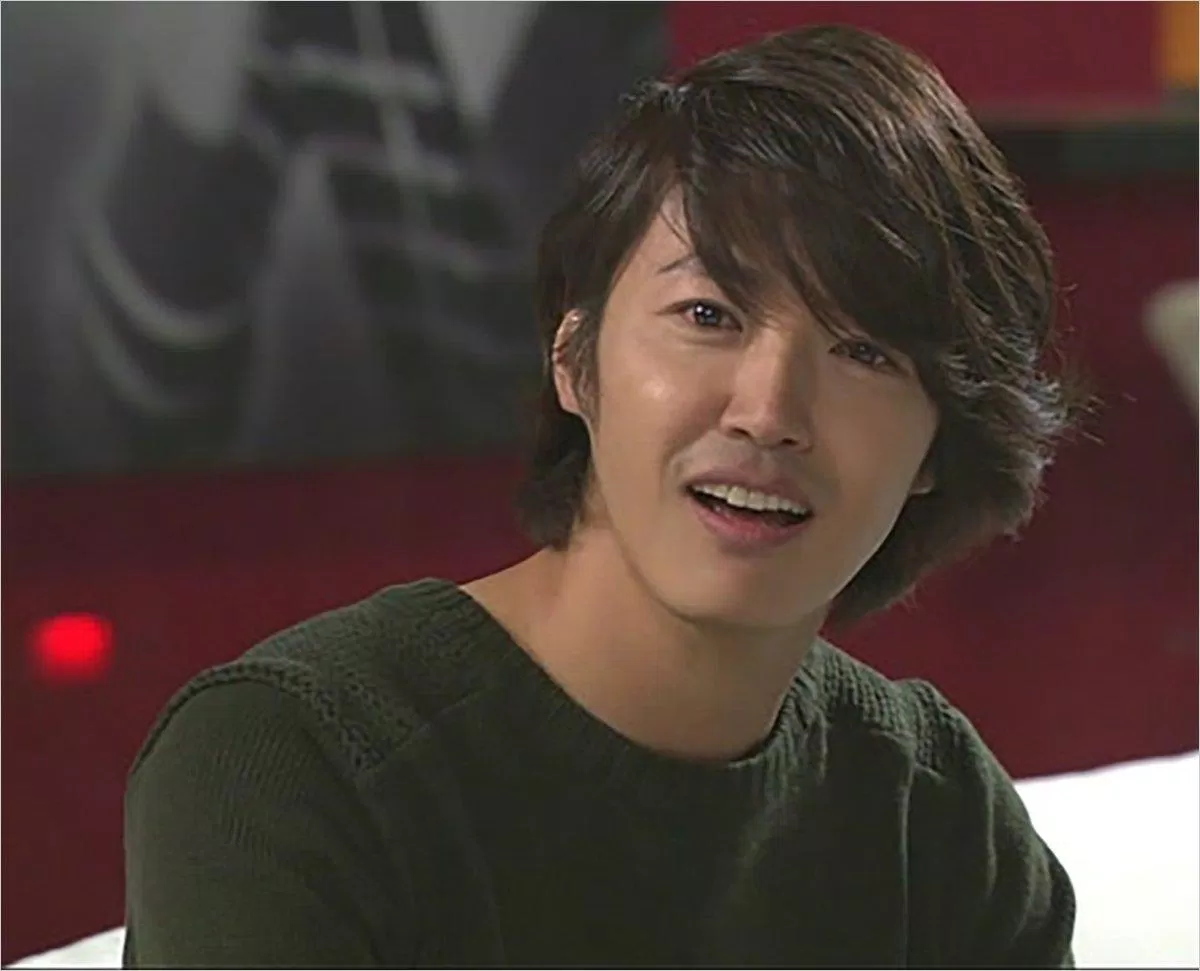 Yoon Sang Hyun từng làm công việc khác trước khi bước chân vào làng giải trí. (Nguồn Internet)