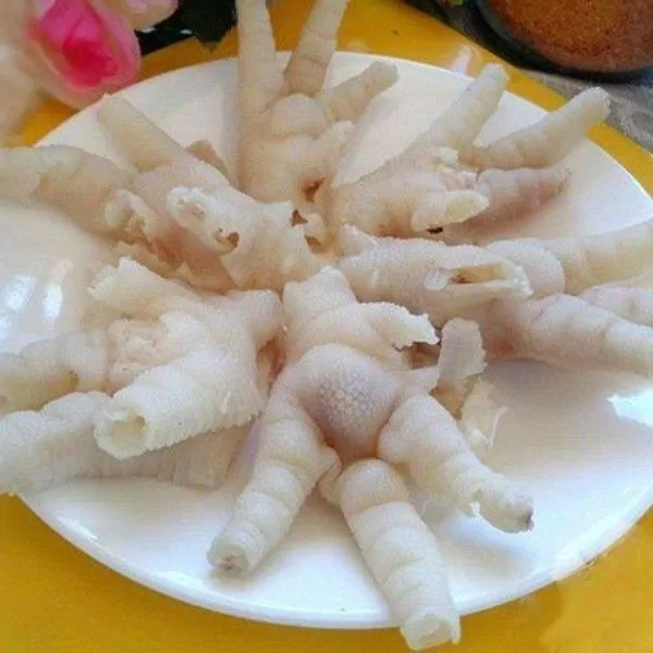 Luộc chín chân gà và để thật ráo nước (Nguồn: Internet)