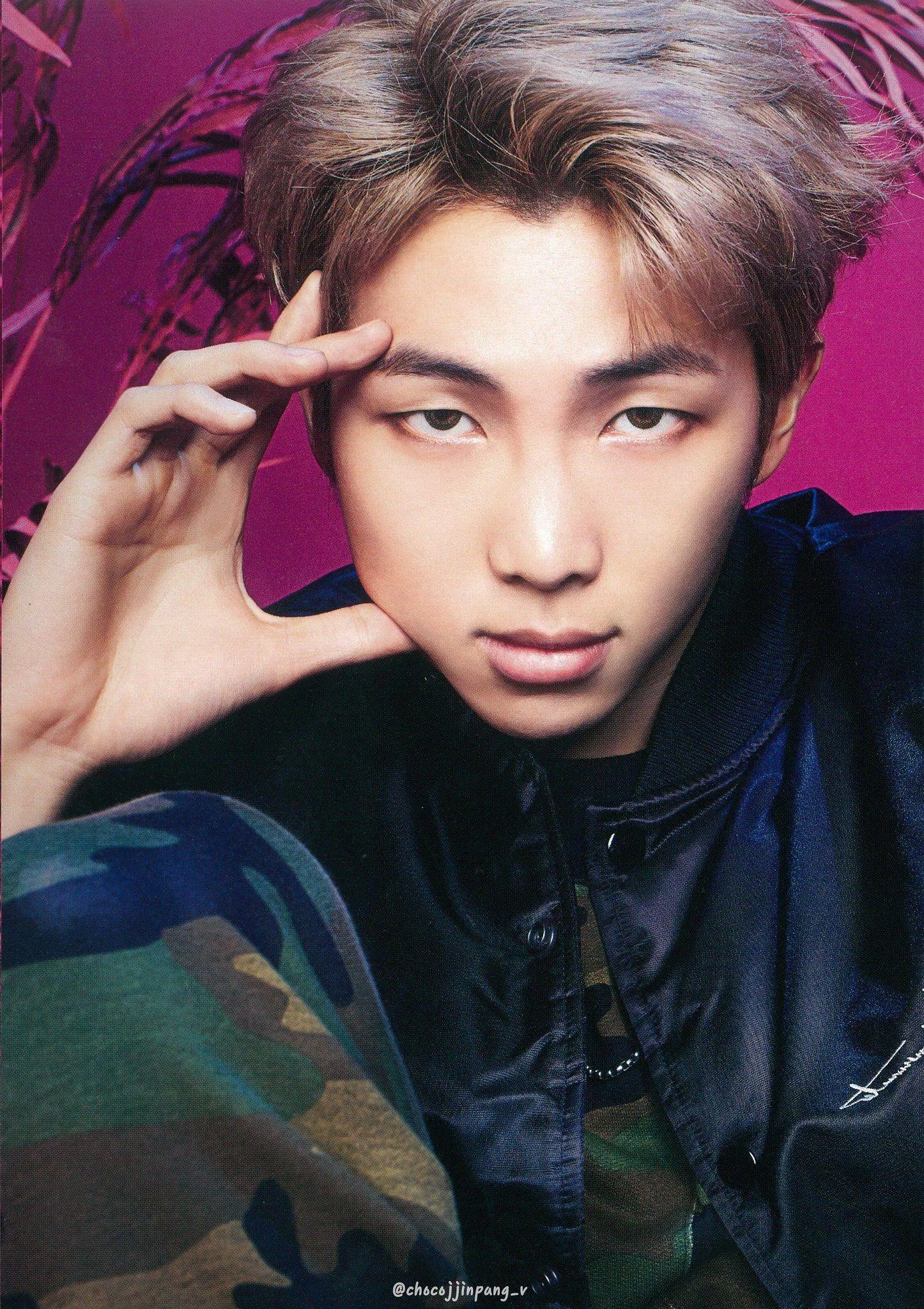 Trưởng nhóm BTS là người Hàn Quốc 100% và có làn da rám nắng hoàn toàn tự nhiên của mình. (Nguồn: Internet)