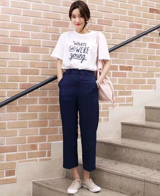 kết hợp với quần âu kẻ (Ảnh: Internet)