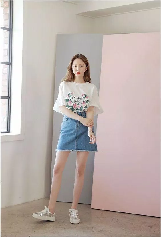 Kết hợp cùng chân váy jean (Ảnh: Internet)