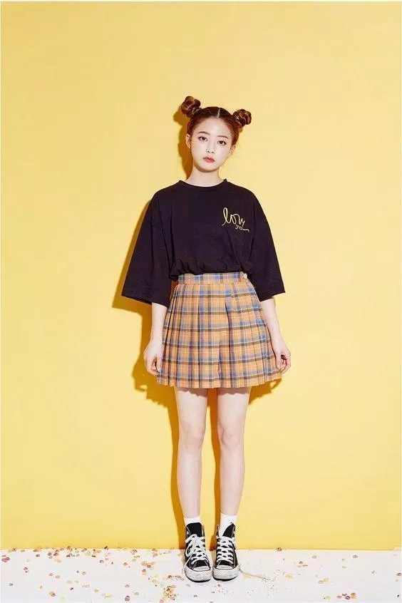 Áo phông kết hợp chân váy tennis (Ảnh: Internet)