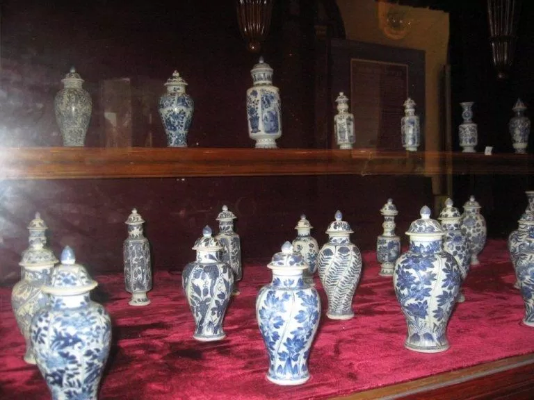 Những bình sứ tráng men cổ được trưng bày trong Bạch Dinh (Ảnh: Internet). Những bình sứ tráng men cổ được trưng bày trong Bạch Dinh (Ảnh: Internet).