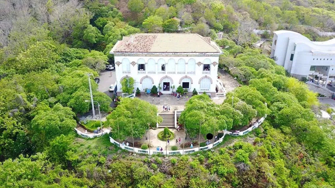 Toàn cảnh Bạch Dinh nhìn từ trên cao được bao quanh bởi màu xanh cây lá (Ảnh: Internet). Toàn cảnh Bạch Dinh nhìn từ trên cao được bao quanh bởi màu xanh cây lá (Ảnh: Internet).