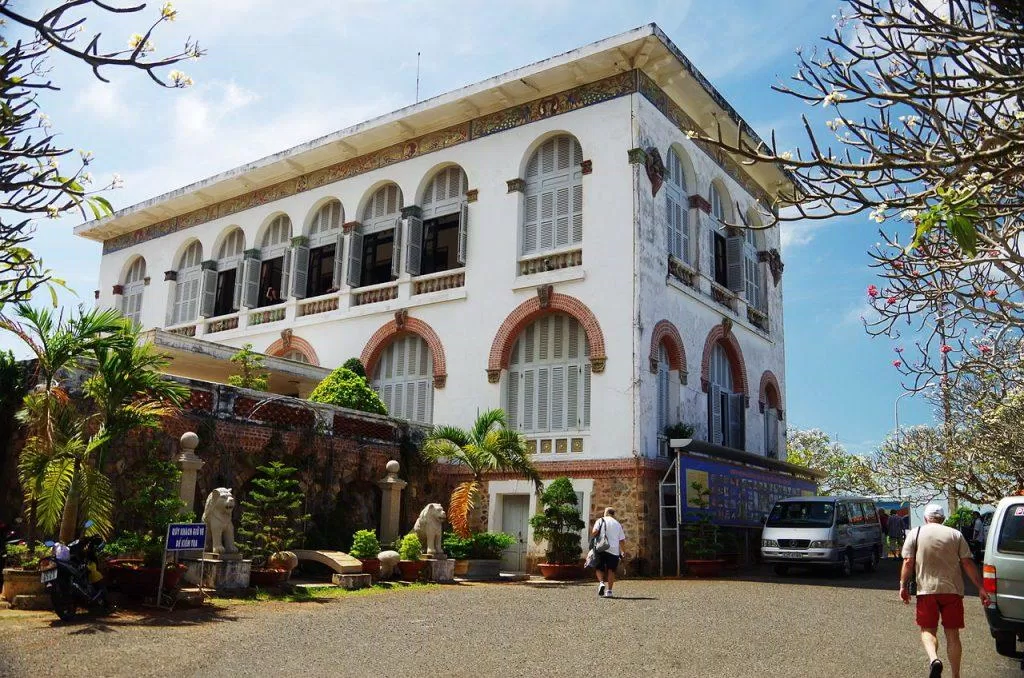 Khi lại gần tòa Bạch Dinh hiện lên với kiến trúc đơn giản nhưng sang trọng và trang nhã (Ảnh: Internet). Khi lại gần tòa Bạch Dinh hiện lên với kiến trúc đơn giản nhưng sang trọng và trang nhã (Ảnh: Internet).