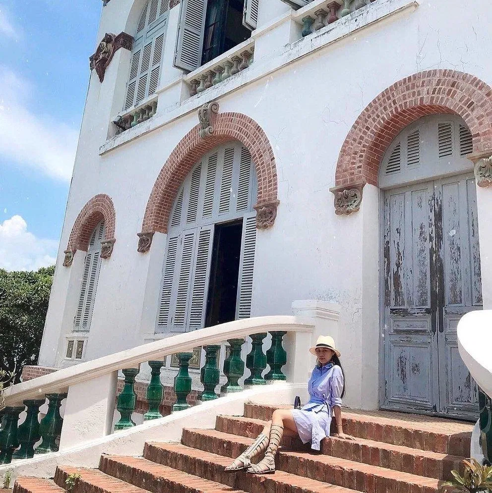 Tạo dáng bên những bức tường trắng của Bạch Dinh sẽ cho bạn một bộ ảnh xinh lung linh đầy vẻ "sang chảnh"! (Ảnh: Internet). Tạo dáng bên những bức tường trắng của Bạch Dinh sẽ cho bạn một bộ ảnh xinh lung linh đầy vẻ "sang chảnh"! (Ảnh: Internet).