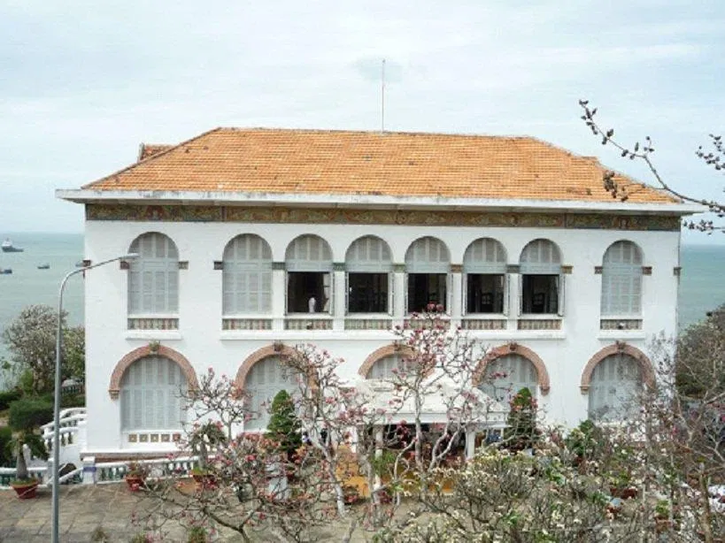 Bạch Dinh mang trong mình nhiều câu chuyện thú vị về lịch sử và văn hóa - kiến trúc (Ảnh: Internet). Bạch Dinh mang trong mình nhiều câu chuyện thú vị về lịch sử và văn hóa - kiến trúc (Ảnh: Internet).