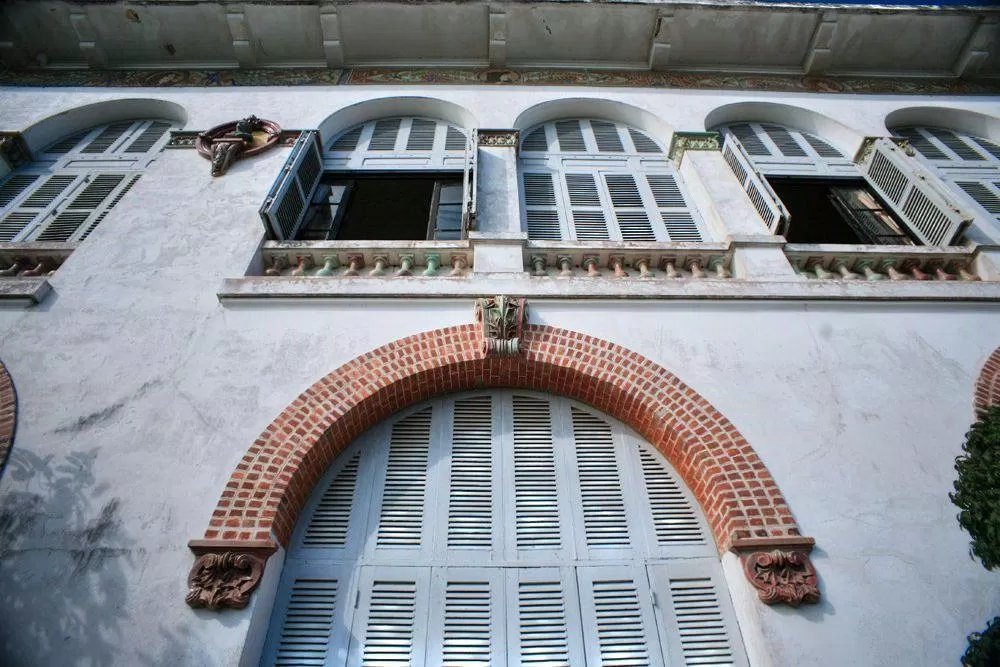 Nét kiến trúc đặc sắc kết hợp Đông Tây của tòa Bạch Dinh (Ảnh: Internet). Nét kiến trúc đặc sắc kết hợp Đông Tây của tòa Bạch Dinh (Ảnh: Internet).