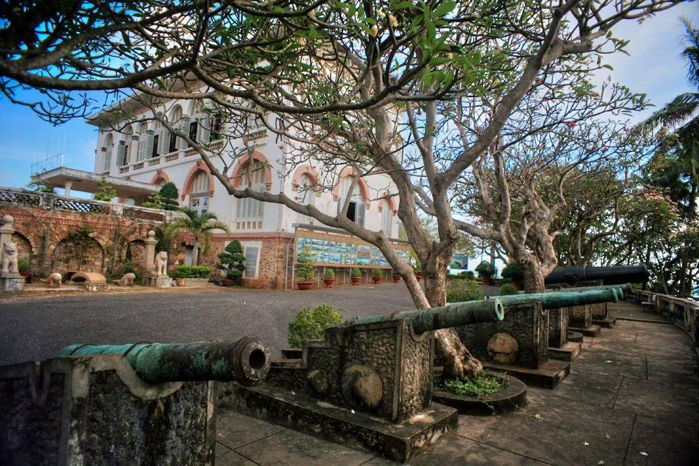 Những khẩu thần công lặng yên ngoài sân Bạch Dinh như những chứng nhân lịch sử (Ảnh: Internet). Những khẩu thần công lặng yên ngoài sân Bạch Dinh như những chứng nhân lịch sử (Ảnh: Internet).