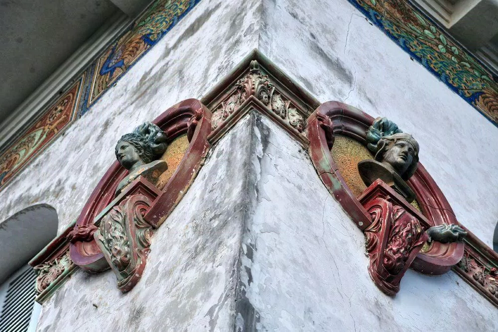 Những bức tượng trông như các thiên thần canh gác cho tòa biệt thự (Ảnh: Internet). Những bức tượng trông như các thiên thần canh gác cho tòa biệt thự (Ảnh: Internet).