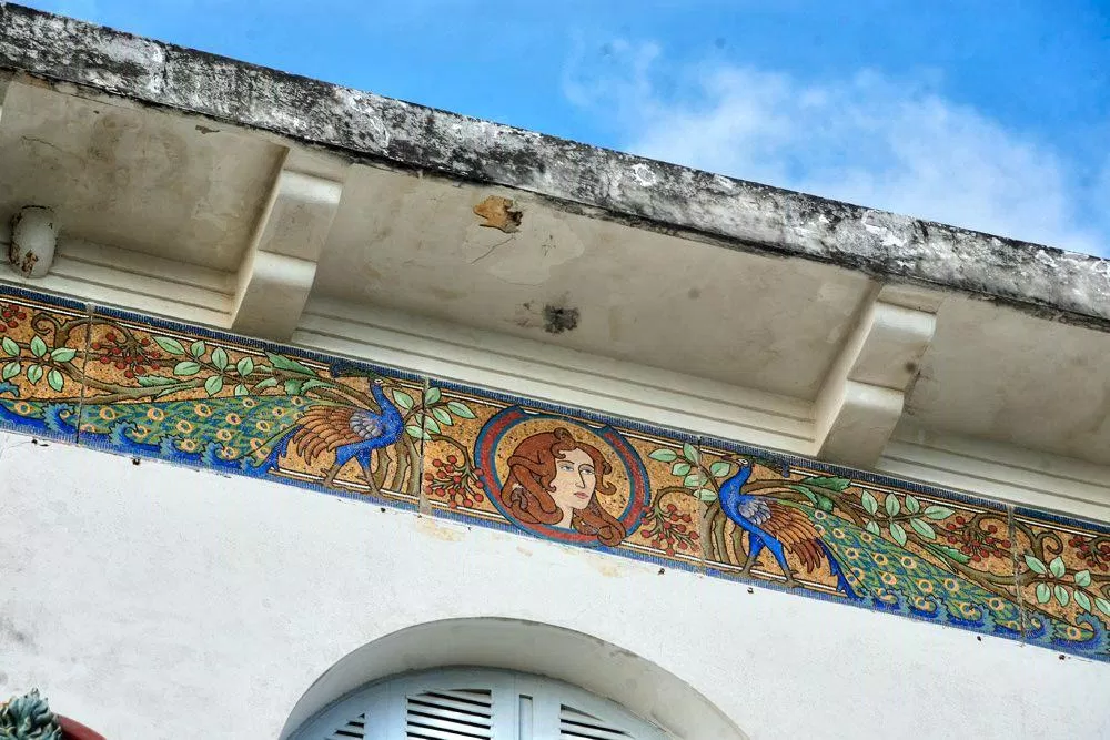 Bức tranh ghép bằng những mảnh gốm tạo hình hai chú chim công đầy màu sắc sặc sỡ (Ảnh: Internet). Bức tranh ghép bằng những mảnh gốm tạo hình hai chú chim công đầy màu sắc sặc sỡ (Ảnh: Internet).