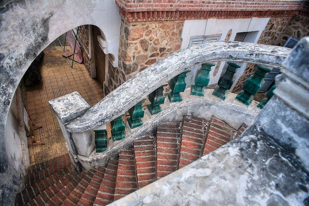 Những bậc cầu thang mang dấu ấn thời gian dẫn xuống tầng hầm của Bạch Dinh (Ảnh: Internet). Những bậc cầu thang mang dấu ấn thời gian dẫn xuống tầng hầm của Bạch Dinh (Ảnh: Internet).