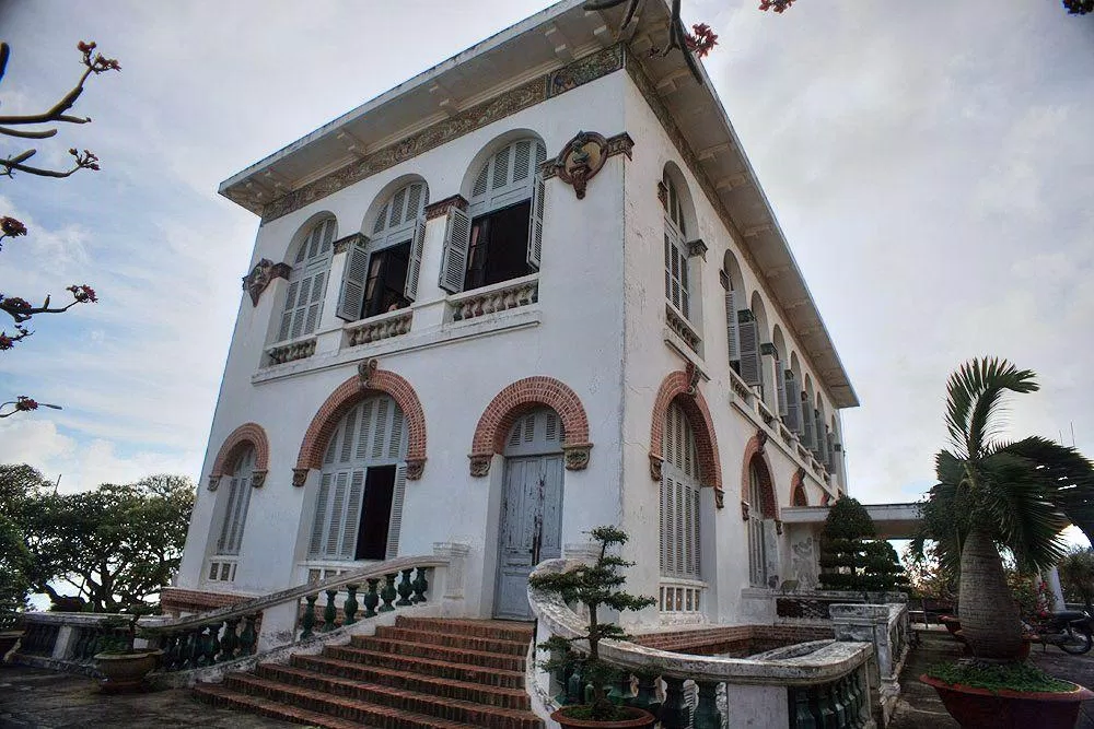 Tòa Bạch Dinh vẫn đứng vững qua bao thăng trầm lịch sử, chứng kiến nhiều biến động đổi thay (Ảnh: Internet). Tòa Bạch Dinh vẫn đứng vững qua bao thăng trầm lịch sử, làm nhân chứng cho nhiều biến động đổi thay (Ảnh: Internet).