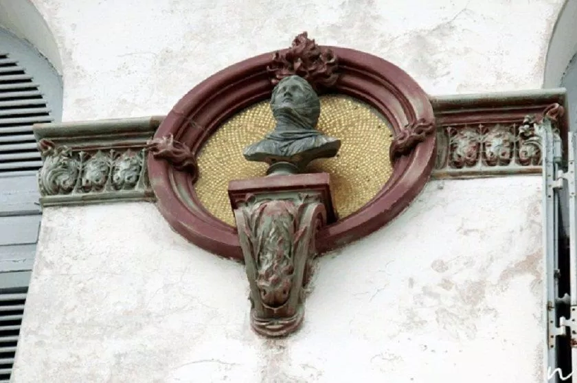 Tượng bán thân là một trong những nét nghệ thuật đặc sắc mang phong cách châu Âu (Ảnh: Internet). Tượng bán thân là một trong những nét nghệ thuật đặc sắc mang phong cách châu Âu (Ảnh: Internet).