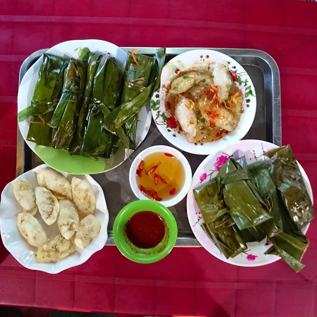 Menu của quán bao gồm bánh lọc lá, bánh lọc trần, bánh lọc rán và bánh nậm nhé (Nguồn: Internet)