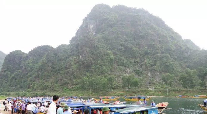 Muốn thăm quan động Phong Nha, chúng ta phải ra bến thuyền, đi thuyền dọc sông Son rồi mới đến cửa động (Nguồn: Internet)