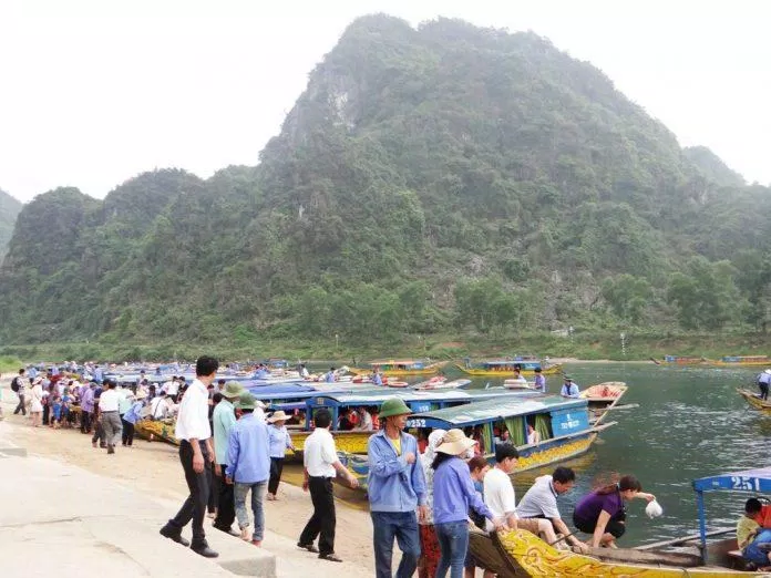 Muốn thăm quan động Phong Nha, chúng ta phải ra bến thuyền, đi thuyền dọc sông Son rồi mới đến cửa động (Nguồn: Internet)