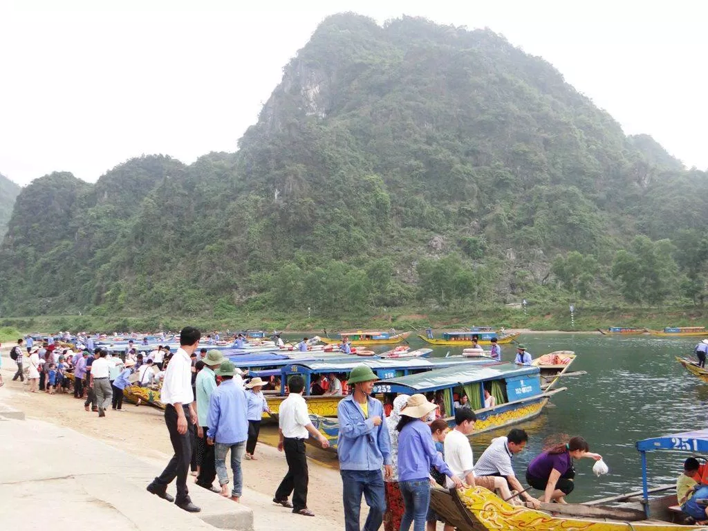 Muốn thăm quan động Phong Nha, chúng ta phải ra bến thuyền, đi thuyền dọc sông Son rồi mới đến cửa động (Nguồn: Internet)