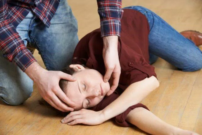 Nằm nghiêng là tư thế tốt để đảm bảo lưỡi không chẹn vào đường thở (Ảnh: Internet). Nằm nghiêng là tư thế tốt để đảm bảo lưỡi không chẹn vào đường thở (Ảnh: Internet).