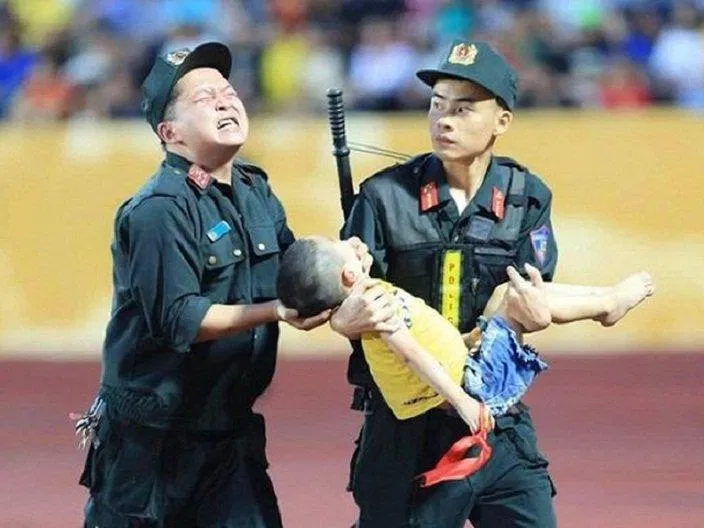 Có nên chèn ngón tay hay các vật dụng vào miệng của người đang co giật không? (Ảnh: Internet). Có nên chèn ngón tay hay các vật dụng vào miệng của người đang co giật không? (Ảnh: Internet).