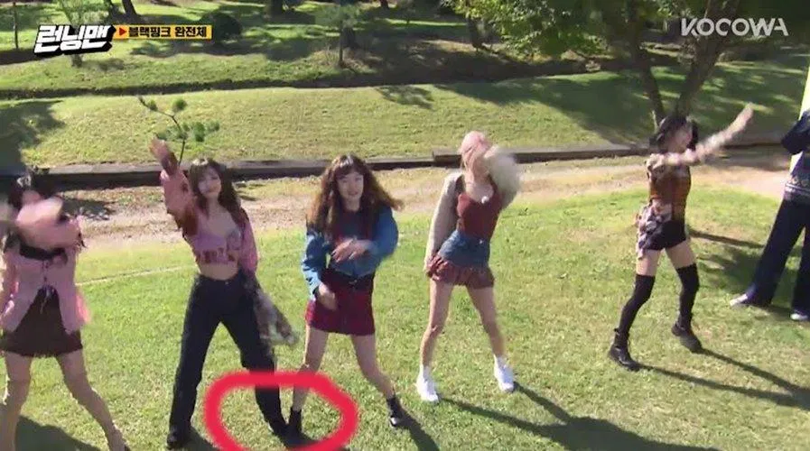 Hình ảnh được cho là dẫm vào chân của Jennie . ( Ảnh : Internet). Hình ảnh được cho là dẫm vào chân của Jennie . ( Ảnh : Internet).