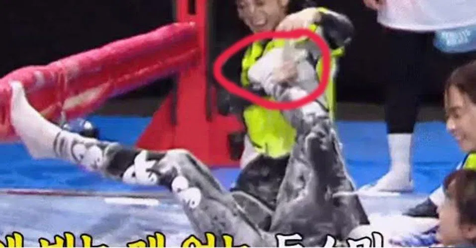 Trong một trò chơi Jeon So Min dùng chân đá thẳng vào cổ của JiSoo . ( Ảnh : Internet). Trong một trò chơi Jeon So Min dùng chân đá thẳng vào cổ của JiSoo . ( Ảnh : Internet).