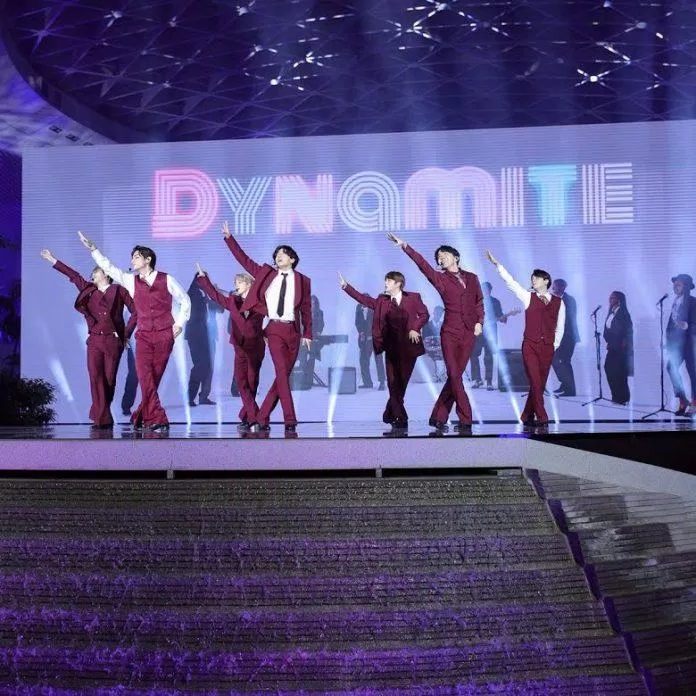BTS biểu diễn Dynamite tại sân bay Incheon (Ảnh: Internet)