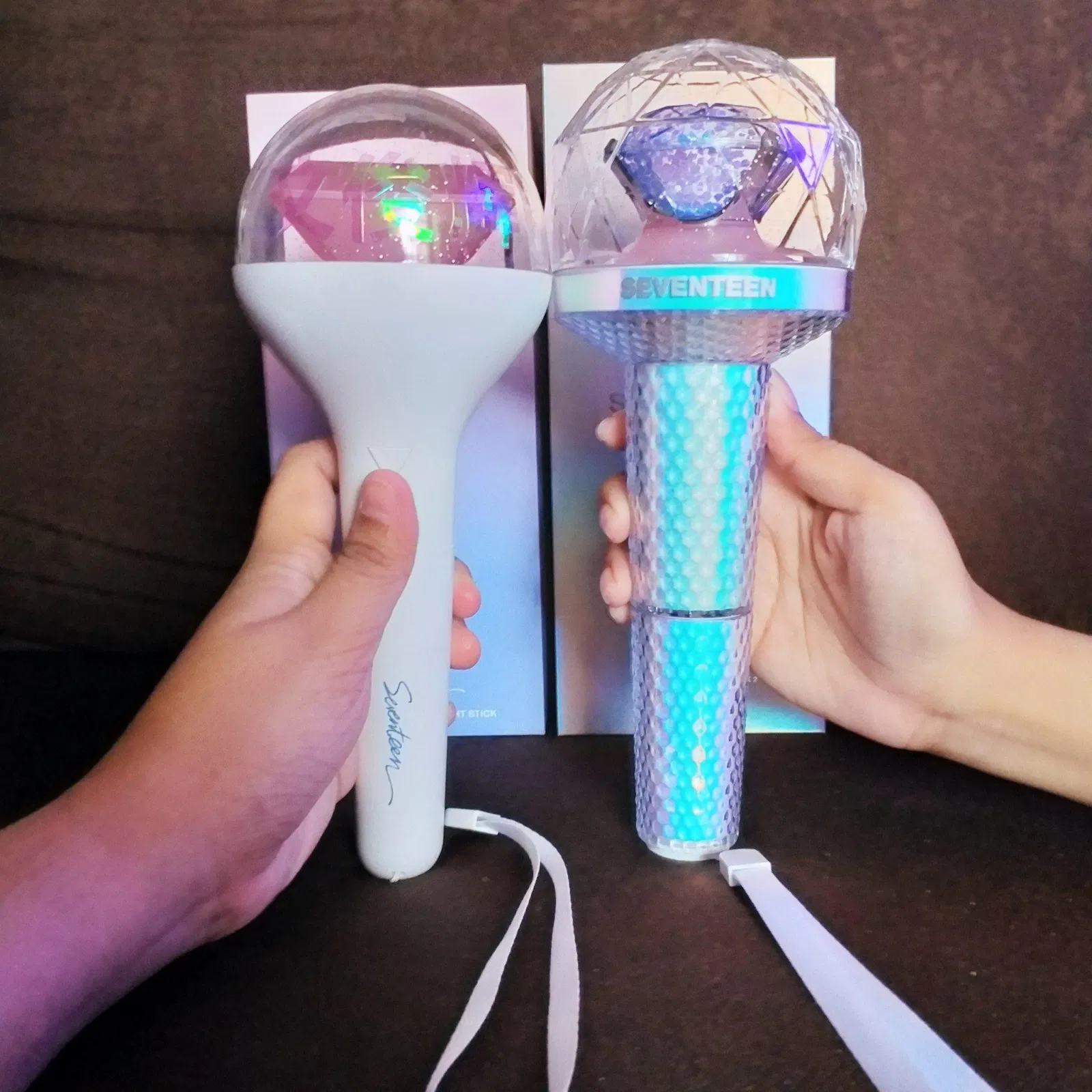 Caratbong dù chưa trang trí nhưng vẫn đẹp lung linh - Caratbong ver. 1 (bên trái), Caratbong ver. 2 (bên phải)