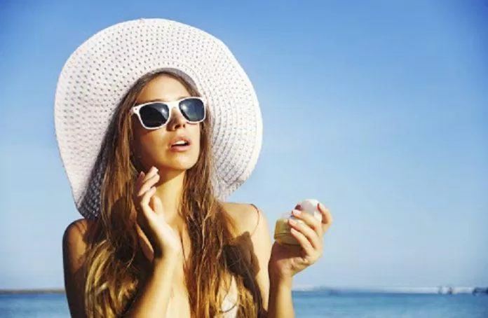 Kính râm là vật bất ly thân của những người thường xuyên phải đi dưới nắng (Ảnh: Internet). Kính râm là vật bất ly thân của những người thường xuyên phải đi dưới nắng (Ảnh: Internet).