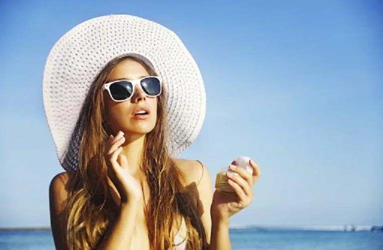 Kính râm là vật bất ly thân của những người thường xuyên phải đi dưới nắng (Ảnh: Internet). Kính râm là vật bất ly thân của những người thường xuyên phải đi dưới nắng (Ảnh: Internet).