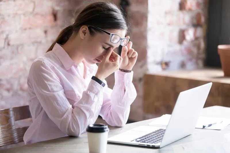 Làm việc quá lâu sẽ khiến mắt bị mỏi và cần được thư giãn (Ảnh: Internet). Làm việc quá lâu sẽ khiến mắt bị mỏi và cần được thư giãn (Ảnh: Internet).