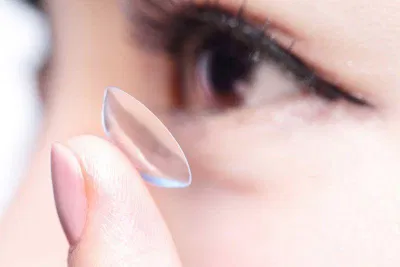 Kính áp tròng có thể trở thành vật trung gian làm bẩn đôi mắt của bạn, do đó hãy đeo chúng trước khi trang điểm (Ảnh: Internet). Kính áp tròng có thể trở thành vật trung gian làm bẩn đôi mắt của bạn, do đó hãy đeo chúng trước khi trang điểm (Ảnh: Internet).
