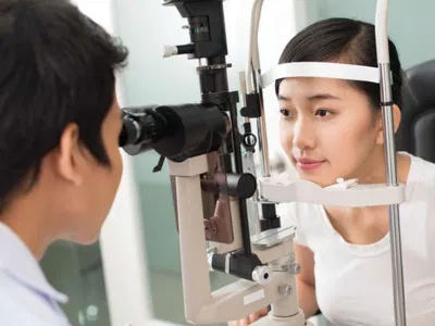 Khám mắt là việc nên làm thường xuyên để đảm bảo sức khỏe của đôi mắt (Ảnh: Internet). Khám mắt là việc nên làm thường xuyên để đảm bảo sức khỏe của đôi mắt (Ảnh: Internet).