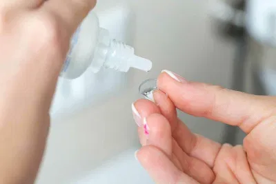 Kính áp tròng cần được vệ sinh cẩn thận sau mỗi lần dùng (Ảnh: Internet). Kính áp tròng cần được vệ sinh cẩn thận sau mỗi lần dùng (Ảnh: Internet).