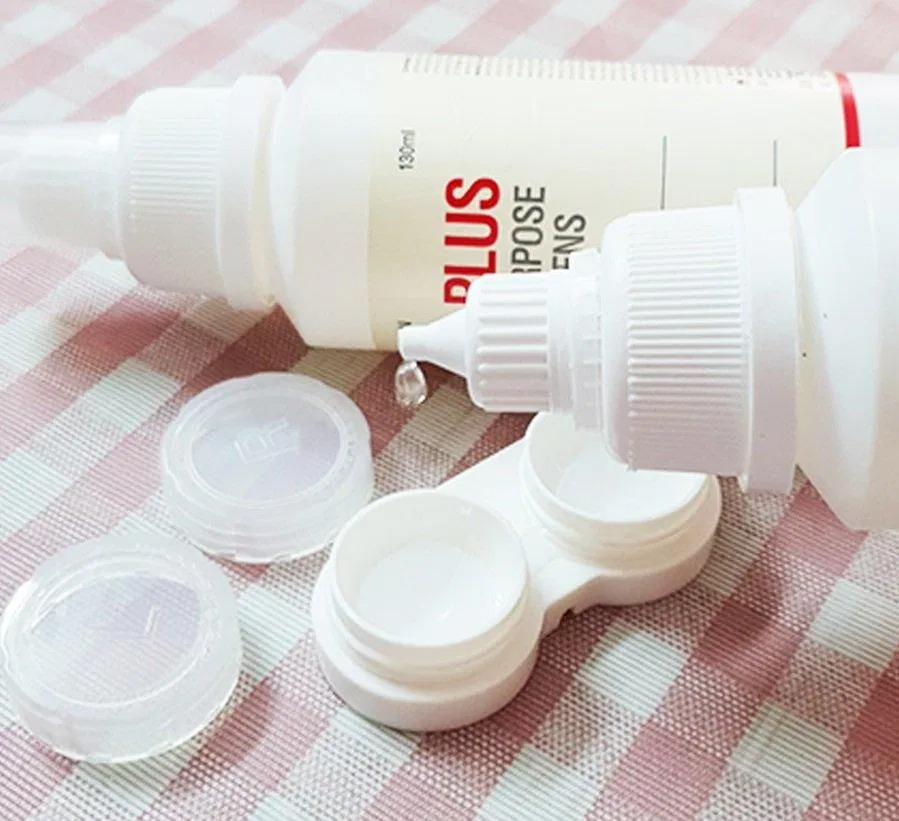 Kính áp tròng cần được bảo quản đúng cách trong dung dịch ngâm chuyên biệt (Ảnh: Internet). Kính áp tròng cần được bảo quản đúng cách trong dung dịch ngâm chuyên biệt (Ảnh: Internet).