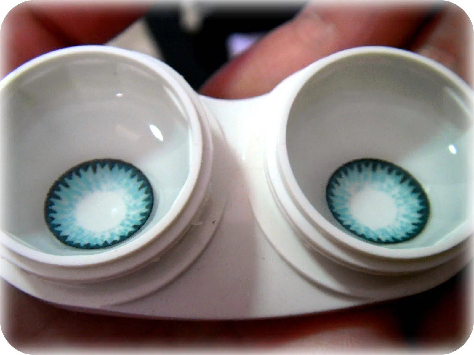 Đừng để đôi kính thân yêu "tắm" trong những loại nước ngâm không phù hợp bạn nhé (Ảnh: Internet). Đừng để đôi kính thân yêu "tắm" trong những loại nước ngâm không phù hợp bạn nhé (Ảnh: Internet).