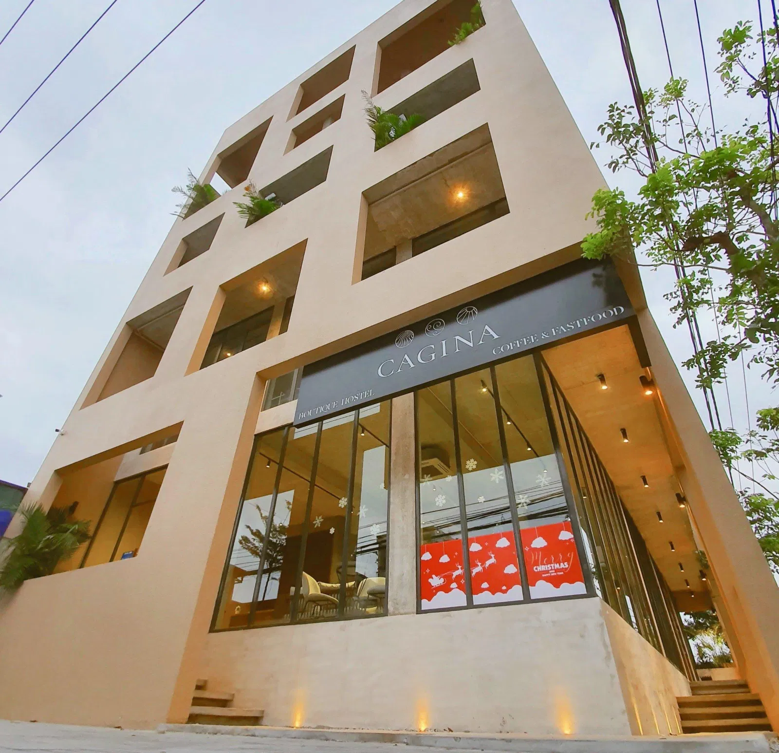 Phía bên ngoài của khách sạn (Nguồn: Internet)