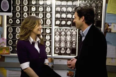 Grey's Anatomy là loạt phim truyền hình về đề tài y khoa của Mỹ rất nổi tiếng trên thế giới (Ảnh: Internet). 10 pha cầu hôn cực kỳ ngọt ngào và lãng mạn trên các loạt phim truyền hình nước ngoài nổi tiếng! cầu hôn Gossip Girl màn cầu hôn lãng mạn những cảnh phim cầu hôn hay nhất những màn cầu hôn hay nhất sex and the city Sex and the City Chuyện Ấy Là Chuyện Nhỏ The Office