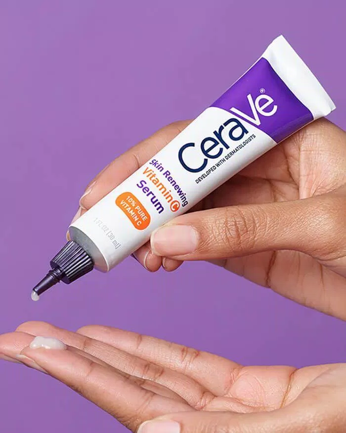CeraVe Vitamin C 10% Serum có kết cấu dạng kem lỏng, không mùi, hơi dính nhưng thấm khá nhanh trên da (Nguồn: Internet)
