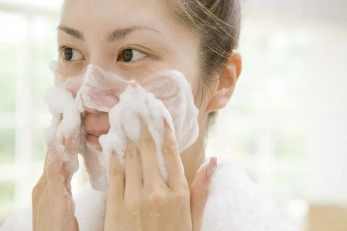 Lỗ chân lông cần được làm sạch hoàn toàn thì dưỡng chất mới thẩm thấu sâu được (Nguồn: Internet) Lỗ chân lông cần được làm sạch hoàn toàn thì dưỡng chất mới thẩm thấu sâu được (Nguồn: Internet)