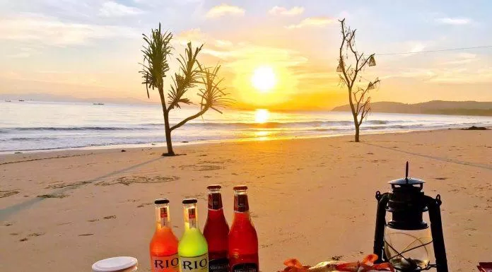 Chiều xuống, ngồi trên bãi biển chill chill với những ly đồ uống mát lạnh (nguồn: Internet)
