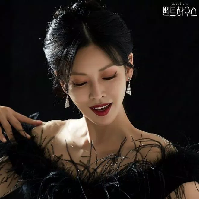 Bức ảnh Cheon So Jin đanh hát trong phim " Penthouse" ( nguồn: internet)