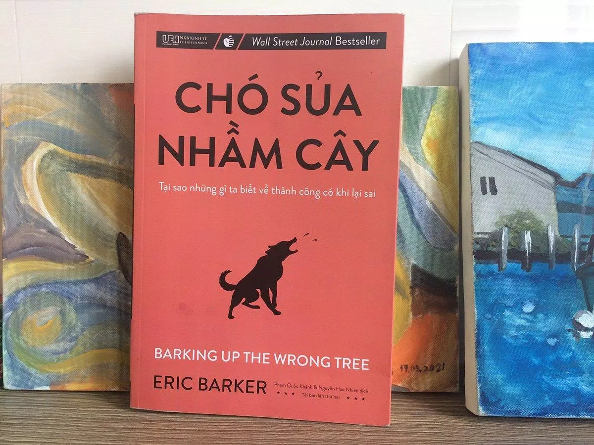 Bìa sách Chó sủa nhầm cây. (Ảnh: BlogAnChoi)