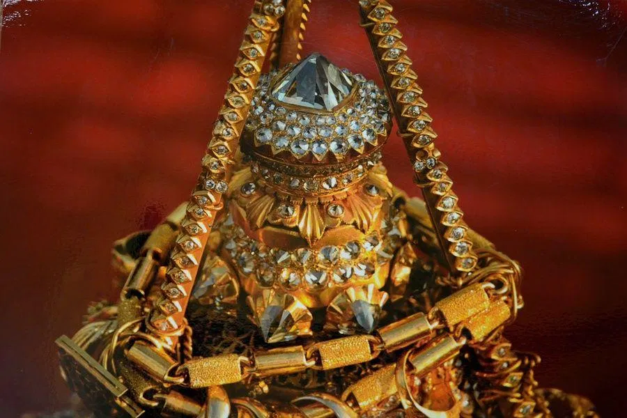 Những viên kim cương tuyệt đẹp được đính trên chóp của Chùa Shwedagon (Ảnh: Internet). Những viên kim cương tuyệt đẹp được đính trên chóp của Chùa Shwedagon (Ảnh: Internet).