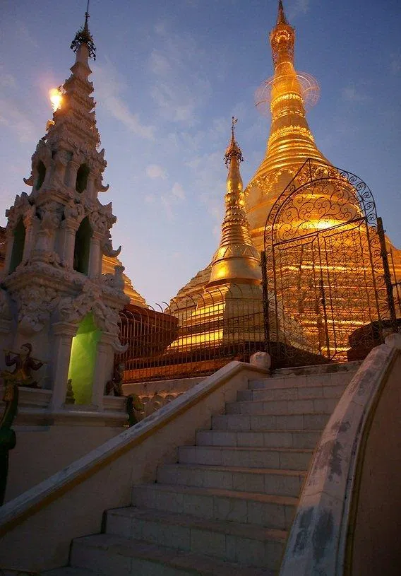 Chùa Naungdawgyi là công trình phụ đáng chú ý trong quần thể Chùa Shwedagon (Ảnh: Internet). Chùa Naungdawgyi là công trình phụ đáng chú ý trong quần thể Chùa Shwedagon (Ảnh: Internet).