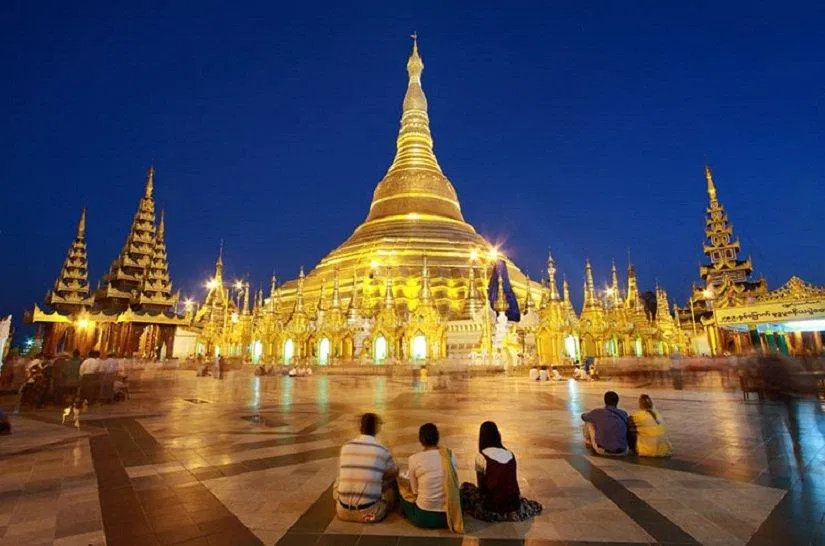 Chùa Shwedagon rực rỡ về đêm khiến du khách không khỏi trầm trồ (Ảnh: Internet). Chùa Shwedagon rực rỡ về đêm khiến du khách không khỏi trầm trồ (Ảnh: Internet).