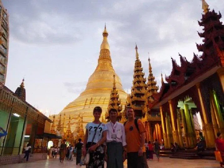 Hướng dẫn viên du lịch sẽ giúp bạn tận hưởng trọn vẹn chuyến tham quan của mình (Ảnh: Internet). Hướng dẫn viên du lịch sẽ giúp bạn tận hưởng trọn vẹn chuyến tham quan của mình (Ảnh: Internet).