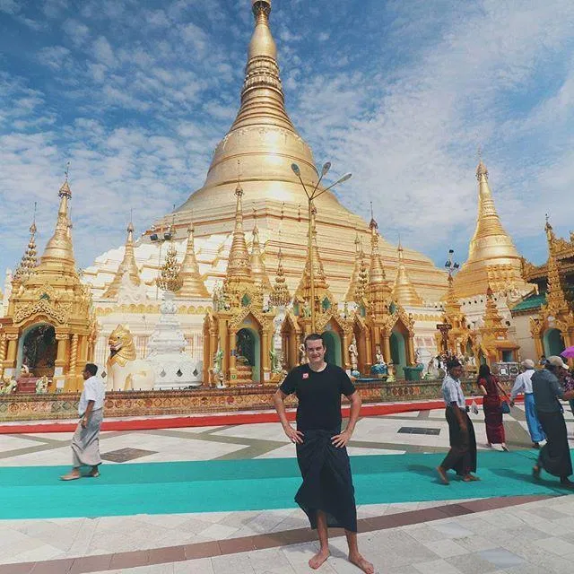 Một du khách trong bộ trang phục truyền thống của Myanmar tại Chùa Shwedagon (Ảnh: Internet). Một du khách trong bộ trang phục truyền thống của Myanmar tại Chùa Shwedagon (Ảnh: Internet).