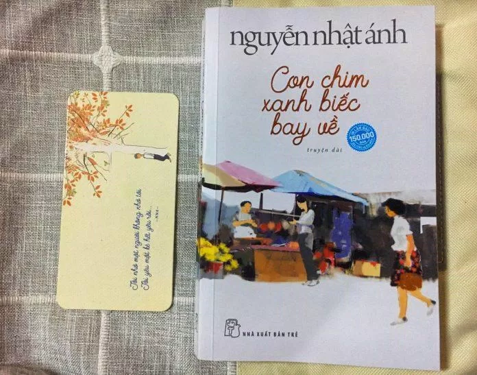 Bìa cuốn sách Con Chim Xanh Biếc Bay Về. (Ảnh: BlogAnChoi)