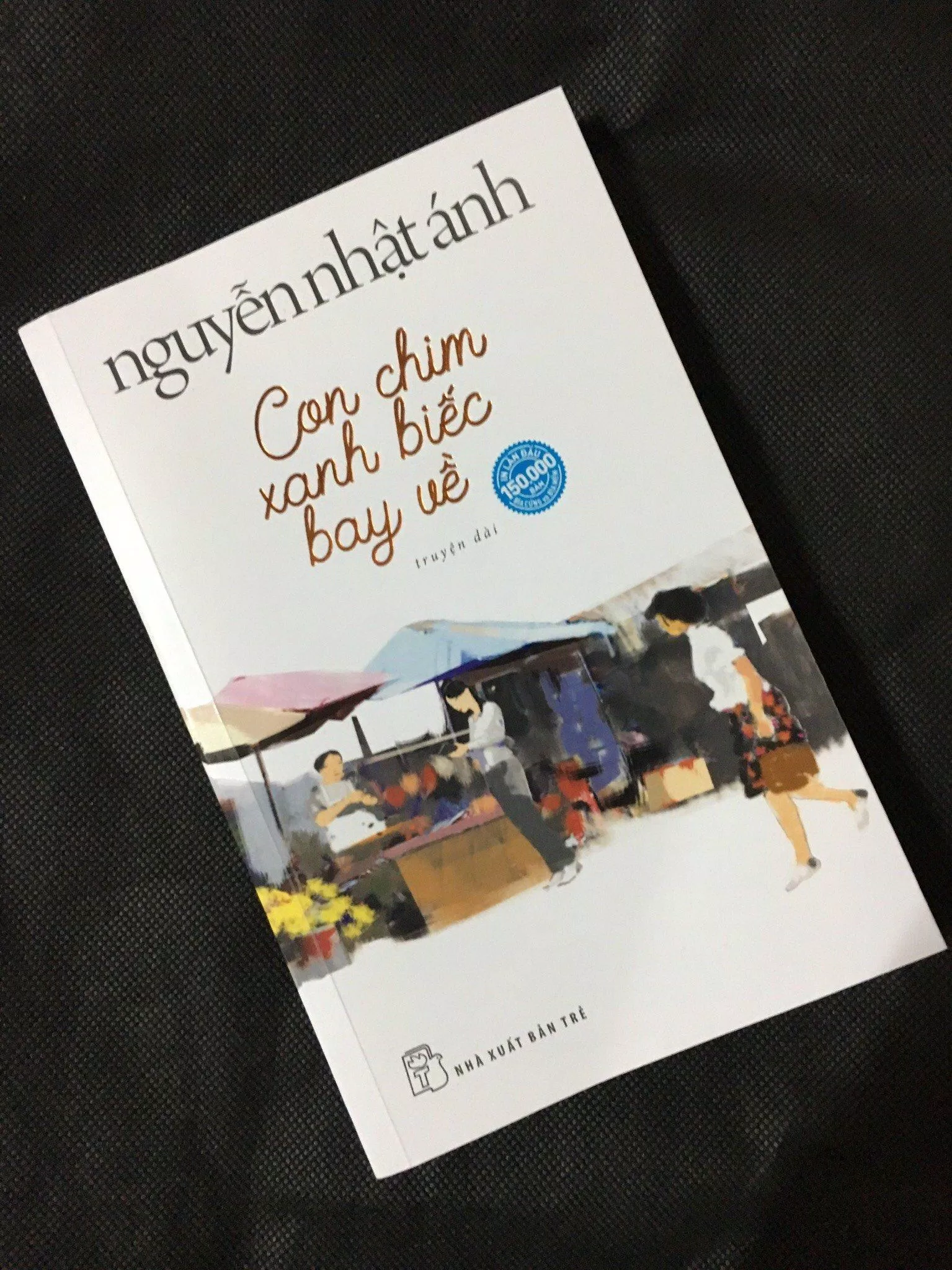 Bìa cuốn sách Con Chim Xanh Biếc Bay Về. (Ảnh: BlogAnChoi)